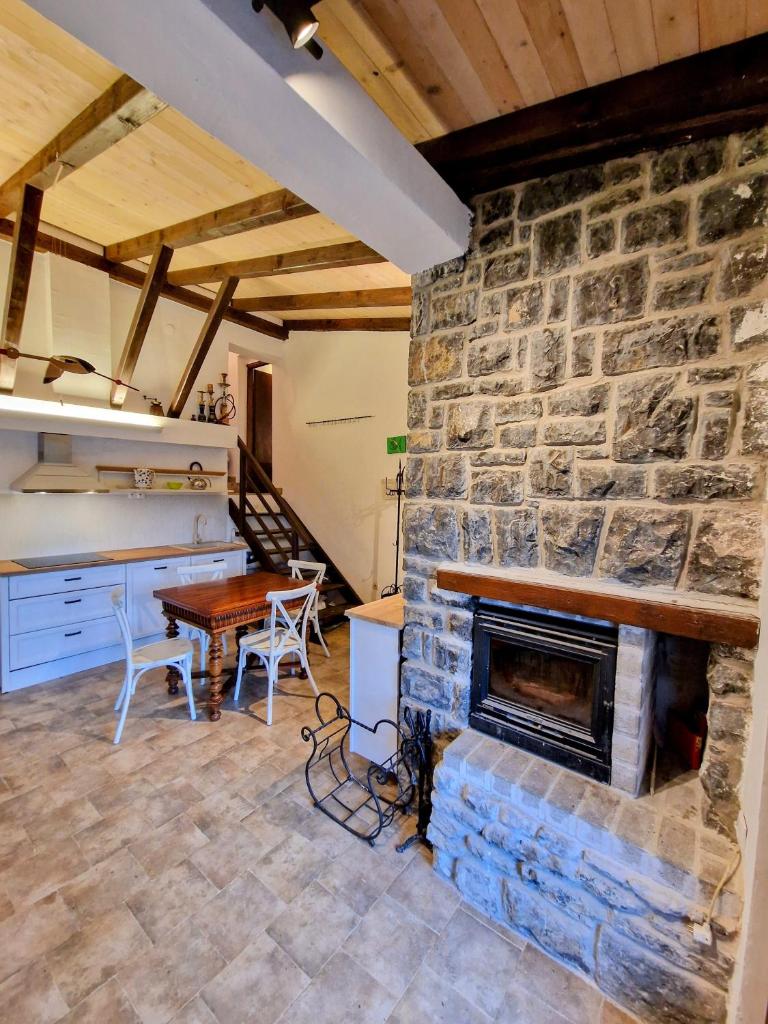Pixie House - Mrežnica, private pier, hot tub photo 4