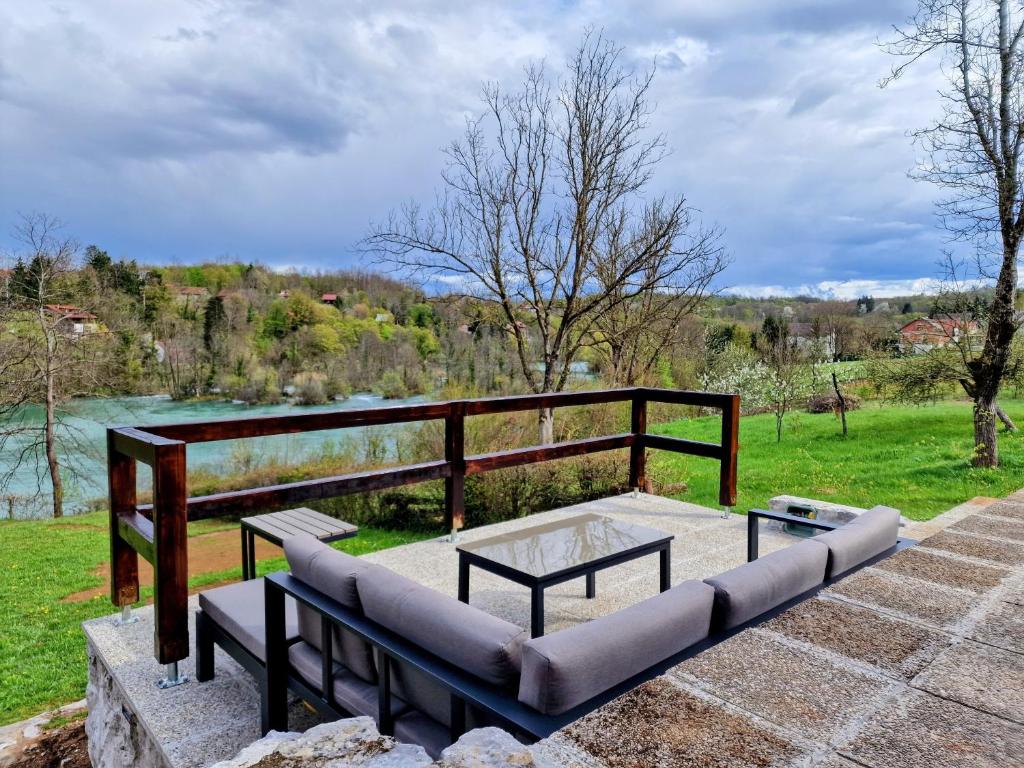 Pixie House - Mrežnica, private pier, hot tub