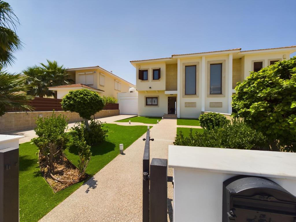 Amazing frontline beach villa photo 3