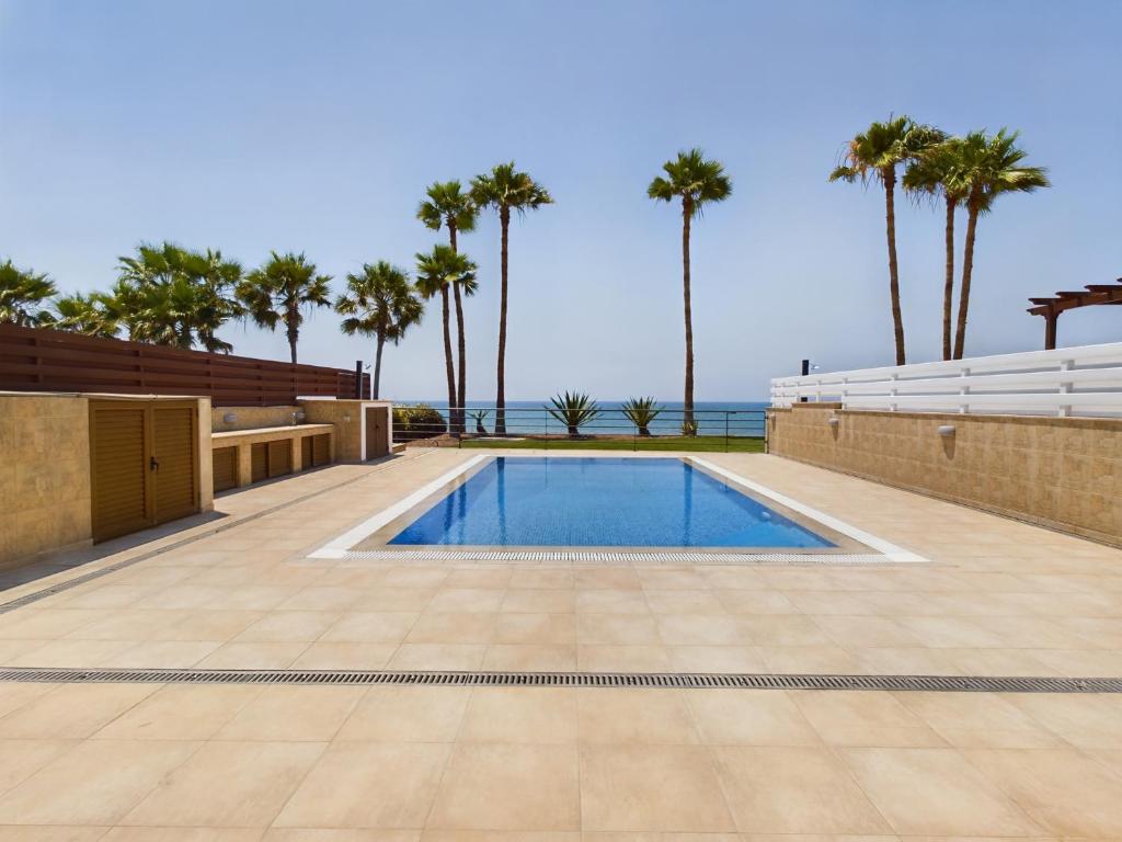 Amazing frontline beach villa photo 1