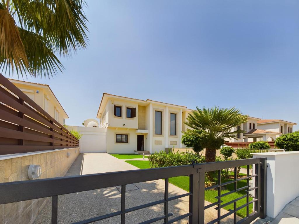 Amazing frontline beach villa photo 2