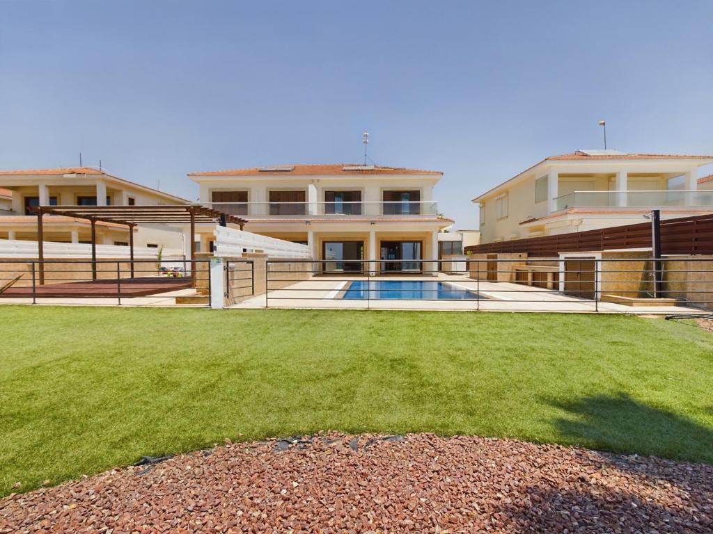 Amazing frontline beach villa photo 4