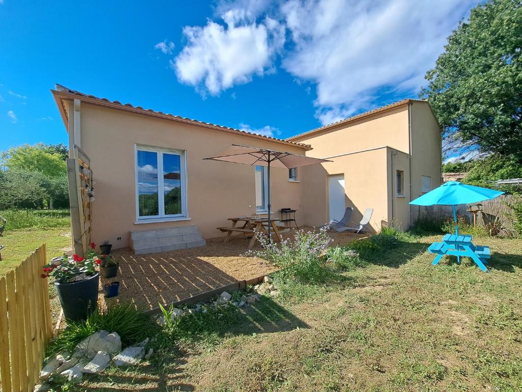 Petite maison au calme, à l'orée du bois