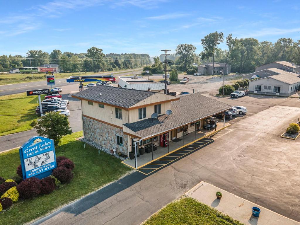 Great Lakes Inn & Suites photo 2