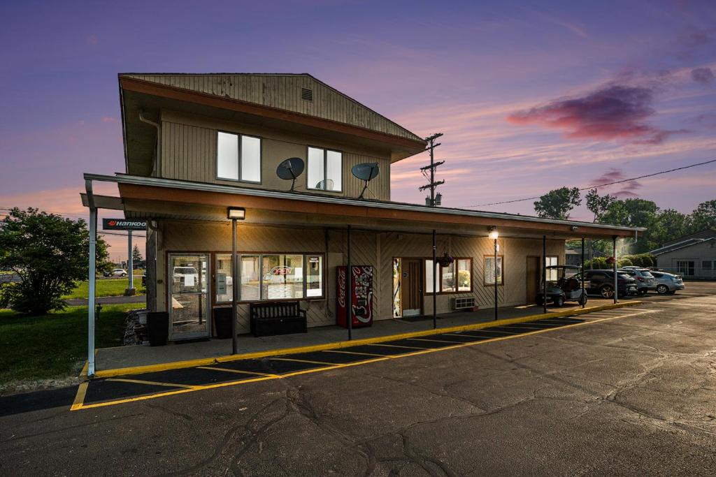Great Lakes Inn and Suites image