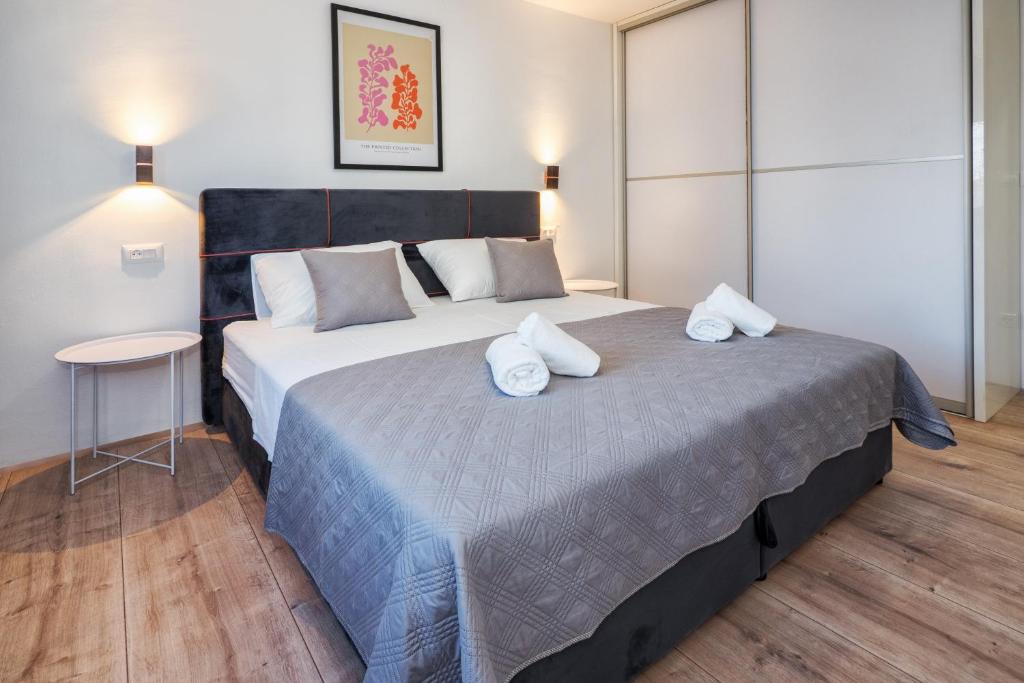 SplitStay 3BR Balcony Sea View - Tap to explore photos