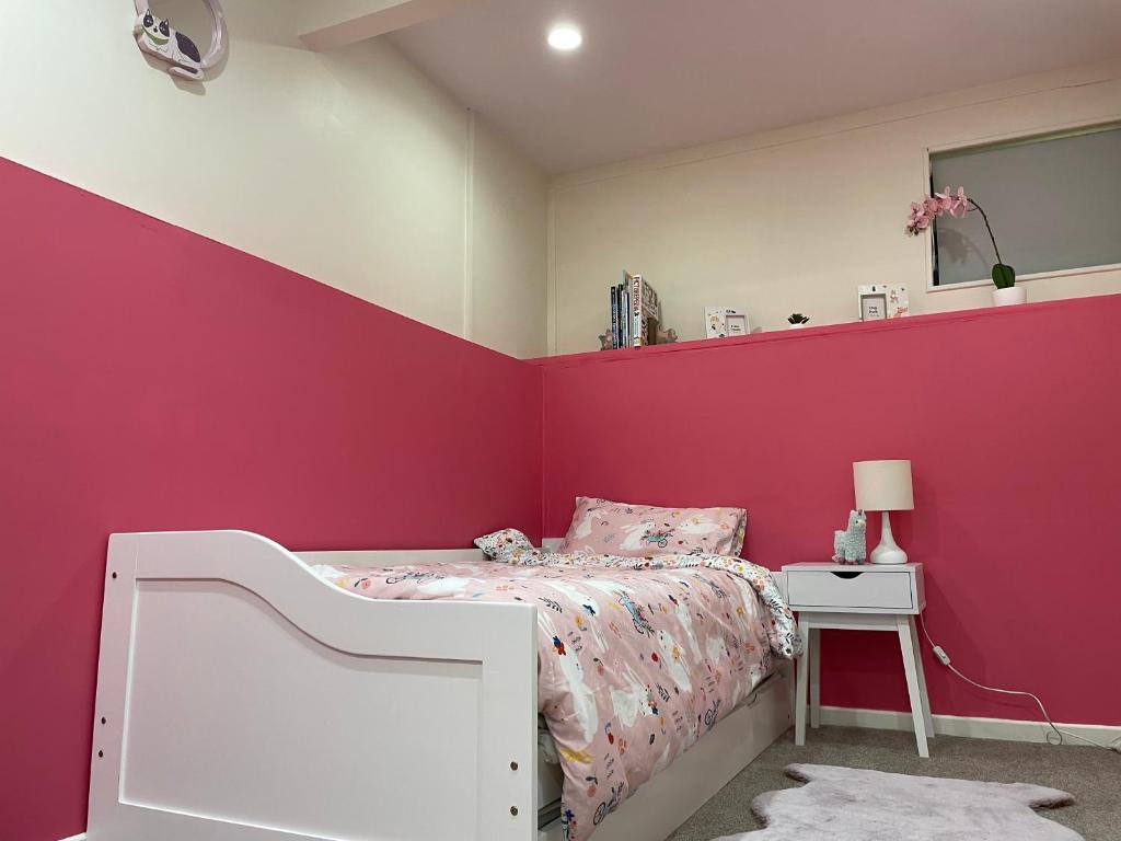 family friendly 3BR flat - 3min walk to the beach - self contained photo 4