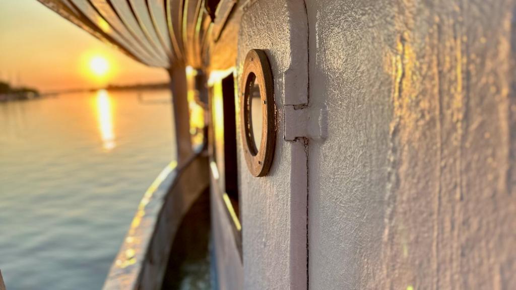 Houseboat Crescendo, a Floating Experience photo 2
