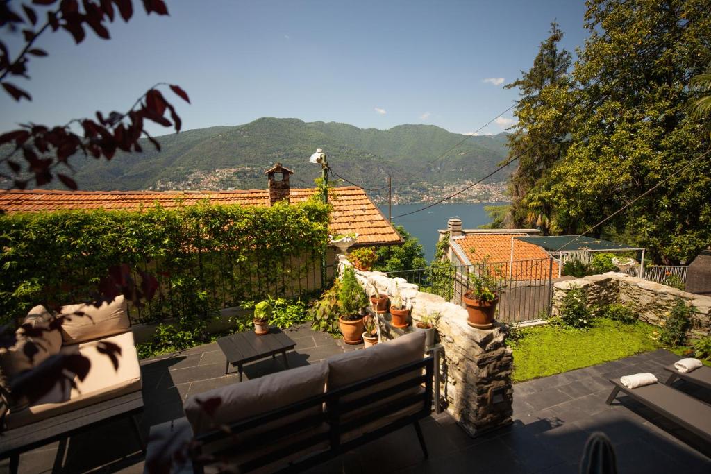 Pietralago, Casa con vista sul Lago