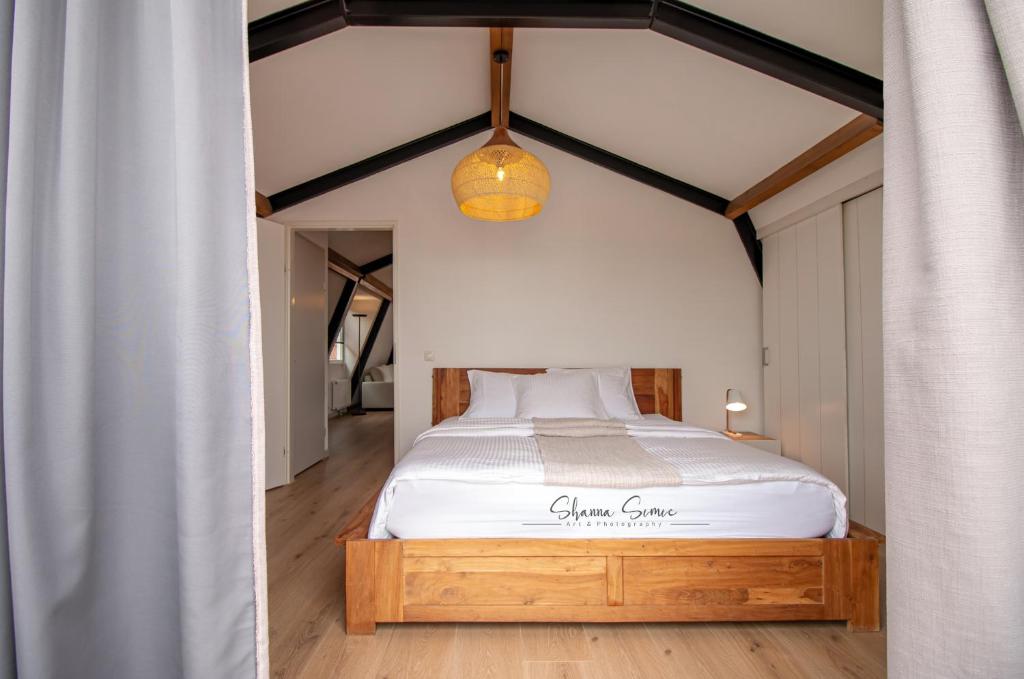 ApartHotel De Koning by Urban Home Stay - Tap to explore photos