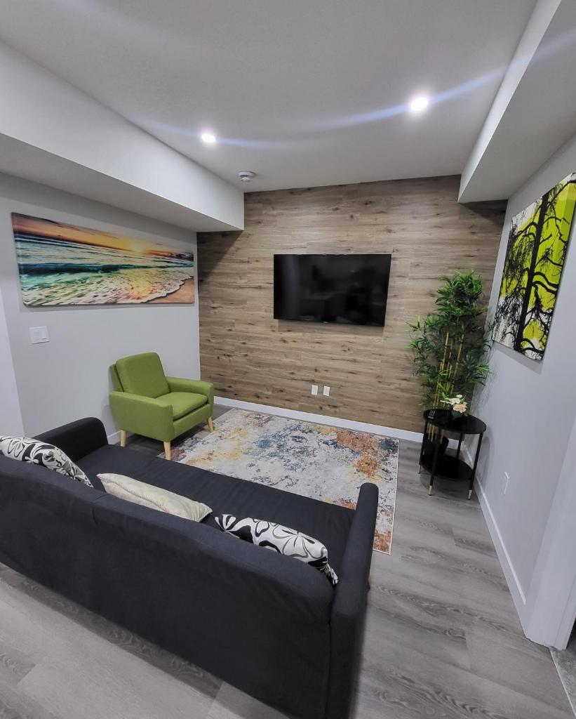Luxury suite in Calgary NW photo 1