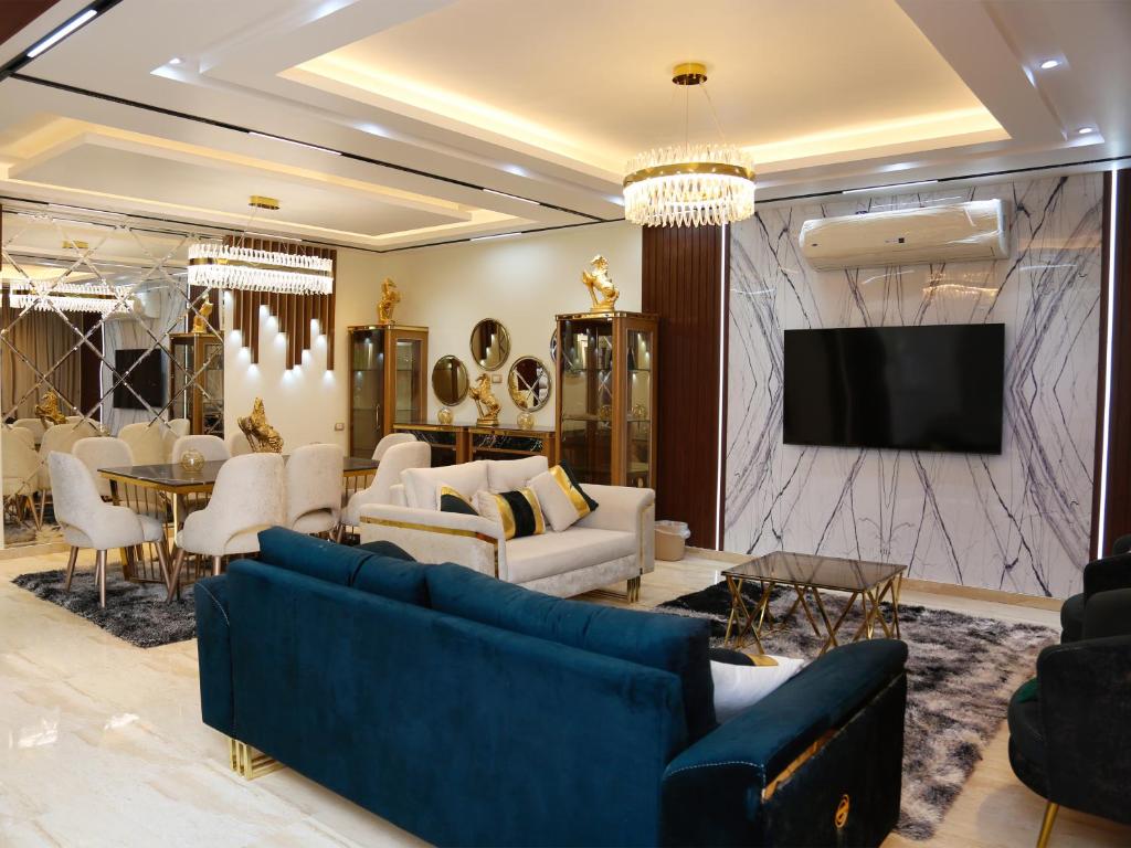 Royal Mansion with private pool in sheikh zayed Compound families photo 3