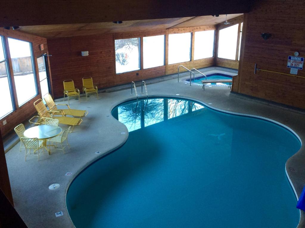 Cedar Motor Inn image