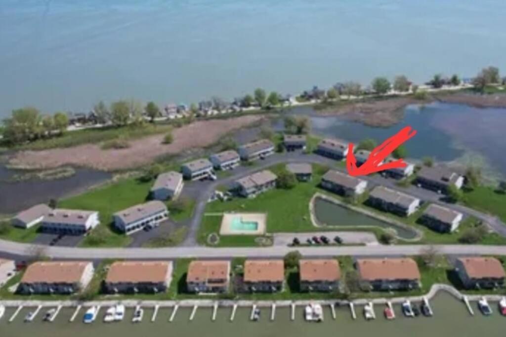 Sunnie Days condo in Oak Harbor on Lake Erie!