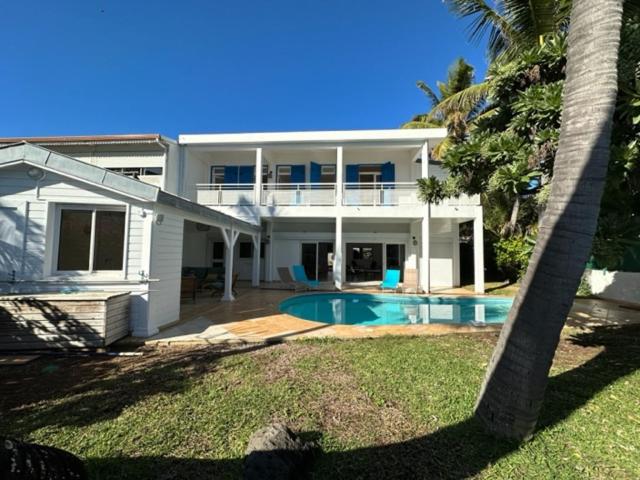 Villa 'A l'ombre du veloutier' avec piscine, les pieds dans l'eau