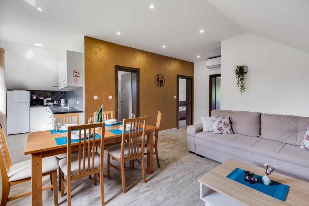 Deluxe Apartment with Jacuzzi PATAR photo 2