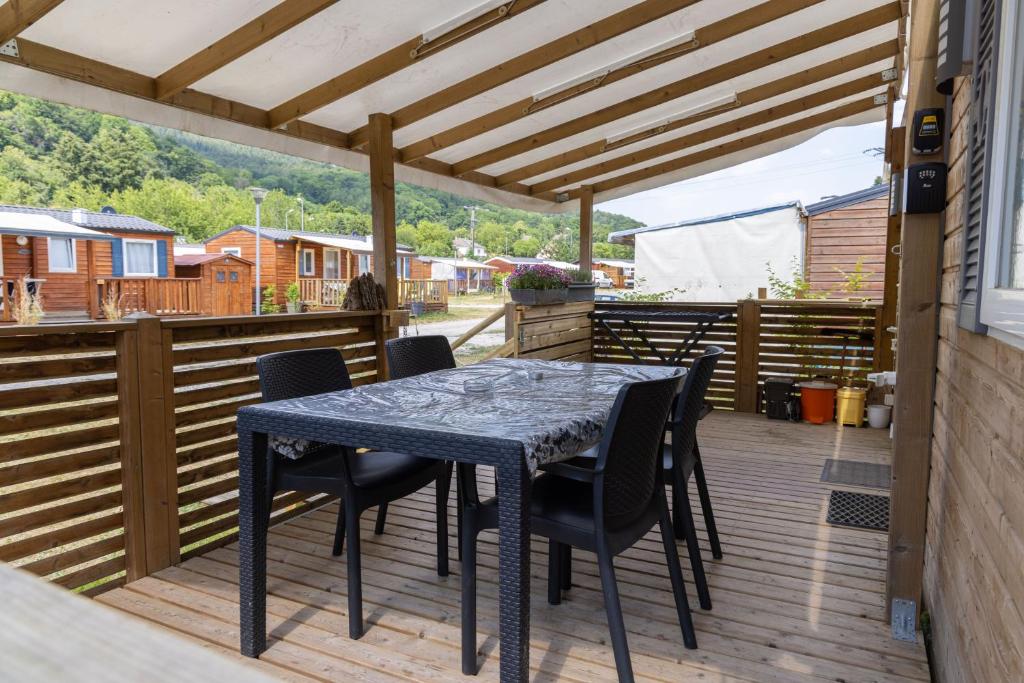 Grand Mobil Home 6 personnes climatisé avec 3 chambres et 2 salles de bains à Munster en Alsace photo 3