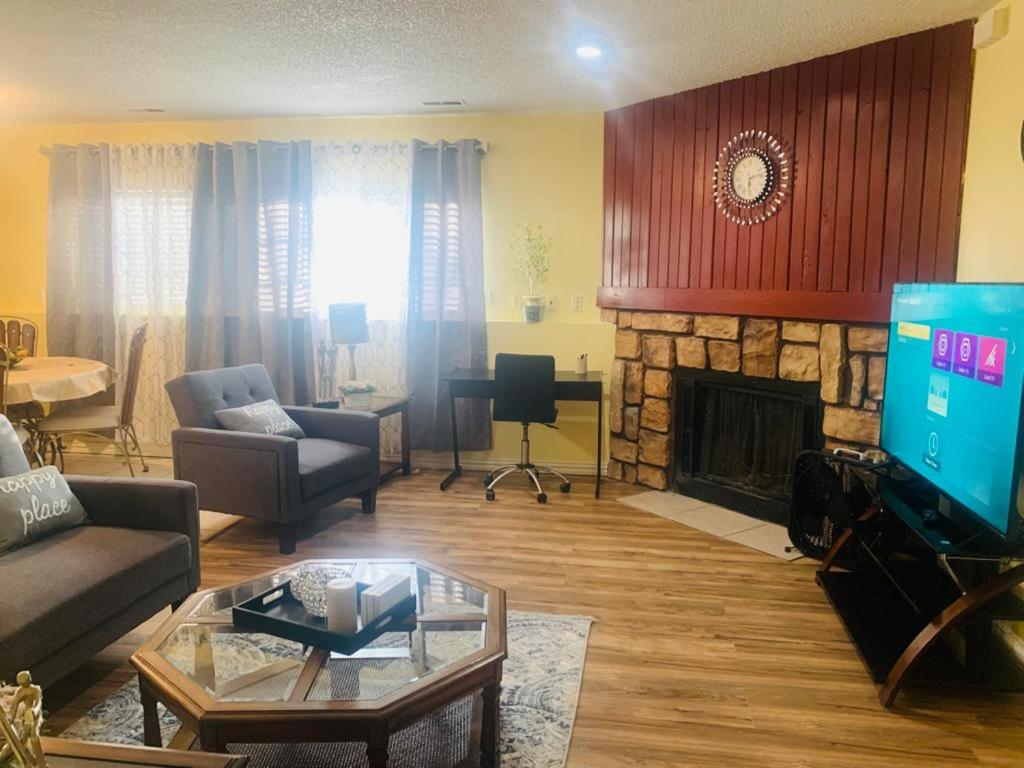 Luxury 2 bedroom rental place with a fireplace photo 3