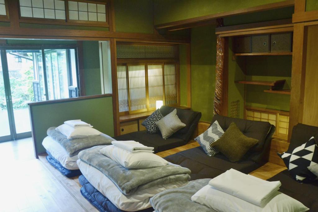野窓 Nomadノマド Tsuwano GuestHouse & Cafe Lounge photo 2