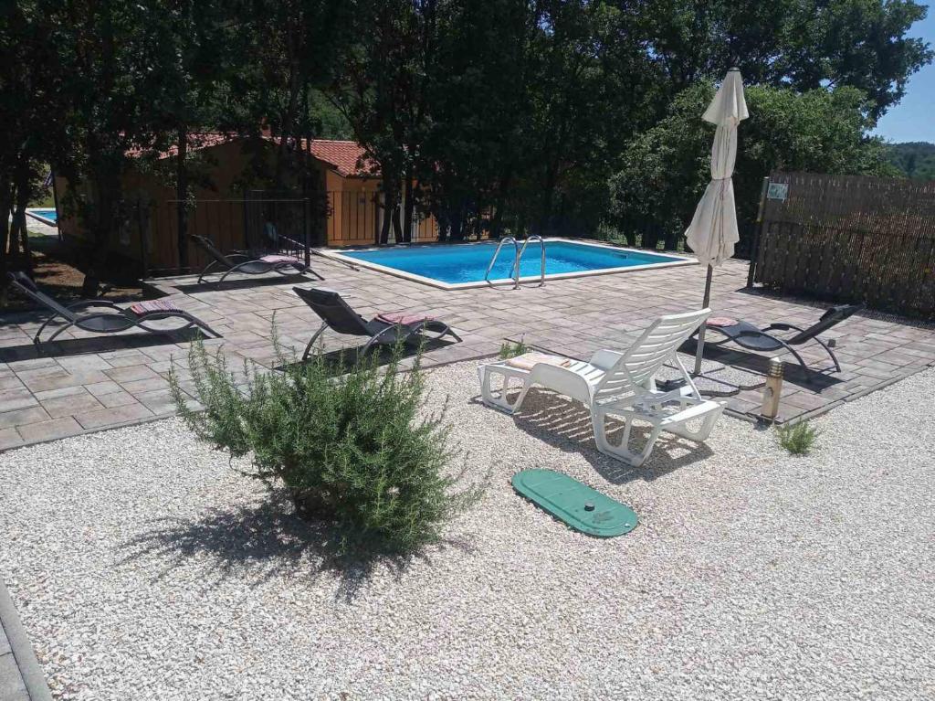 Dee's House and Pool photo 1