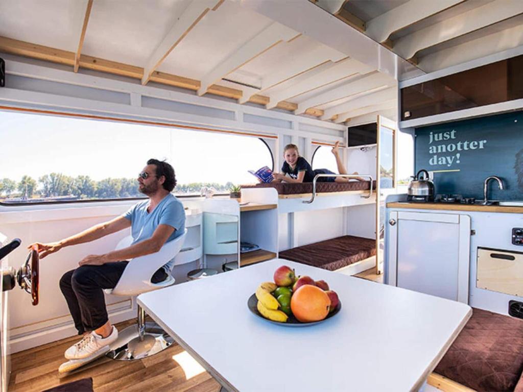 Amazing houseboat in Kinrooi for rent photo 4