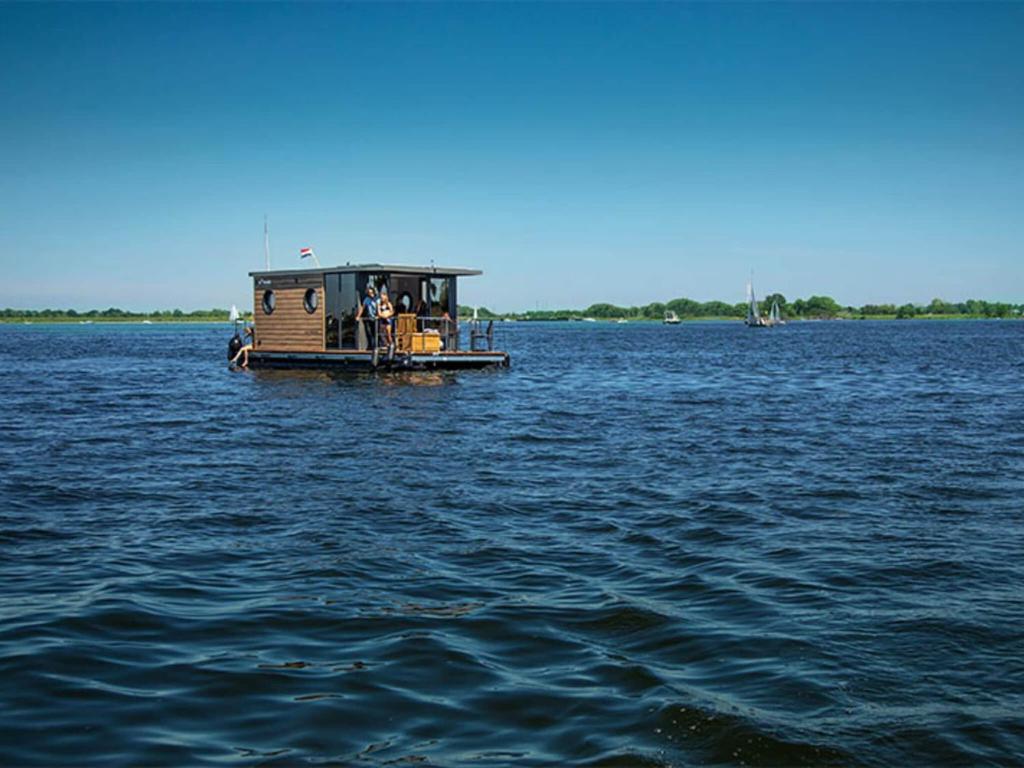 Nice houseboat in Kinrooi for rent photo 2