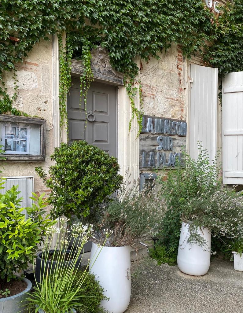 La maison sur la place photo 2