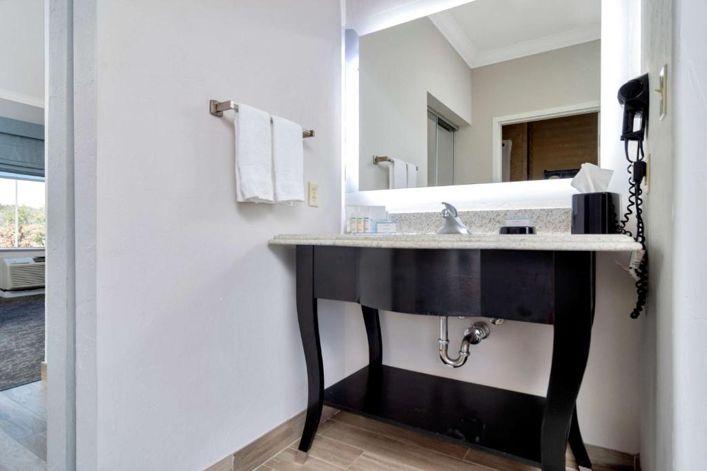 Hampton Inn & Suites Fort Worth-Fossil Creek - Tap to explore photos