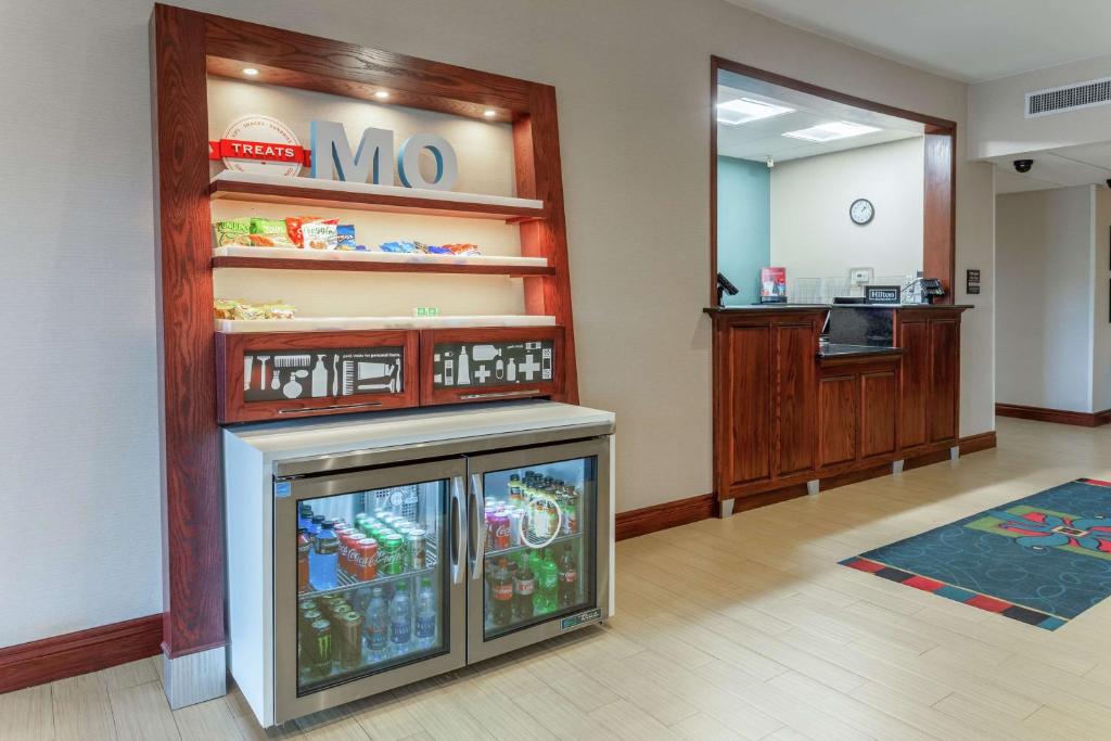 Hampton Inn Jefferson City at Capital Mall photo 3