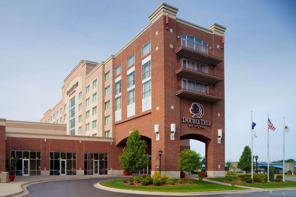 DoubleTree by Hilton Bay City - Riverfront image