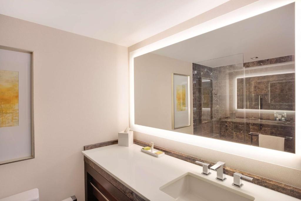 HILTON MCLEAN TYSONS CORNER Room Type - Deluxe Studio Suite with Two Double Beds
