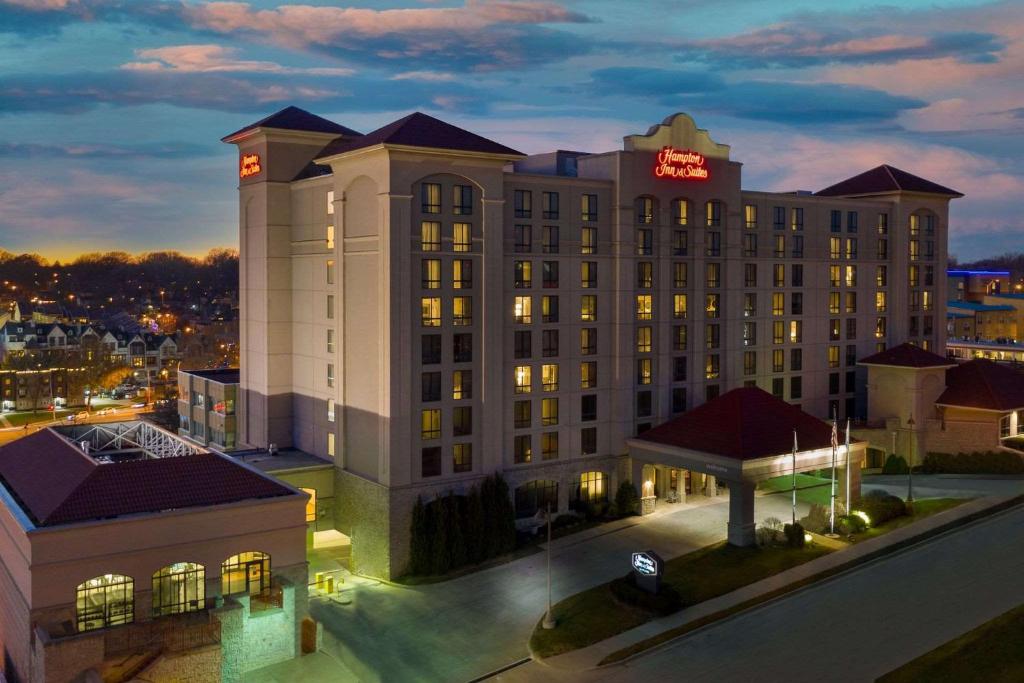 Hampton Inn & Suites Kansas City-Country Club Plaza image