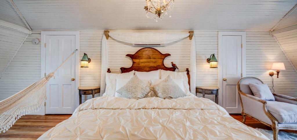 Fairytale Loft Suite 1 bed, 1 bath Luxury Apartment in Downtown Belmont photo 1