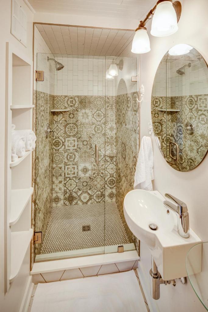 Fairytale Loft Suite 1 bed, 1 bath Luxury Apartment in Downtown Belmont photo 4