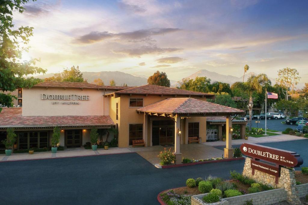 DoubleTree by Hilton Claremont image