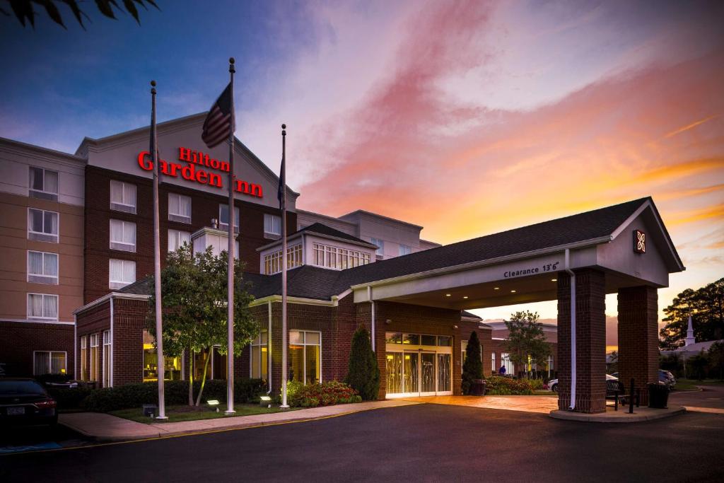 Hilton Garden Inn Hampton Coliseum Central photo 1