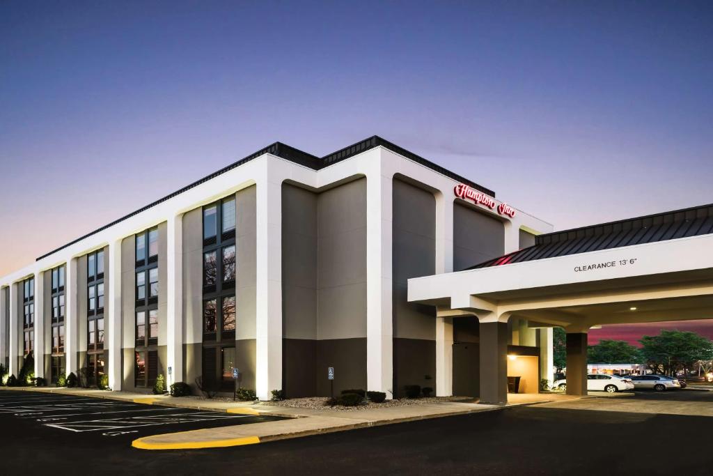 Hampton Inn West Springfield image