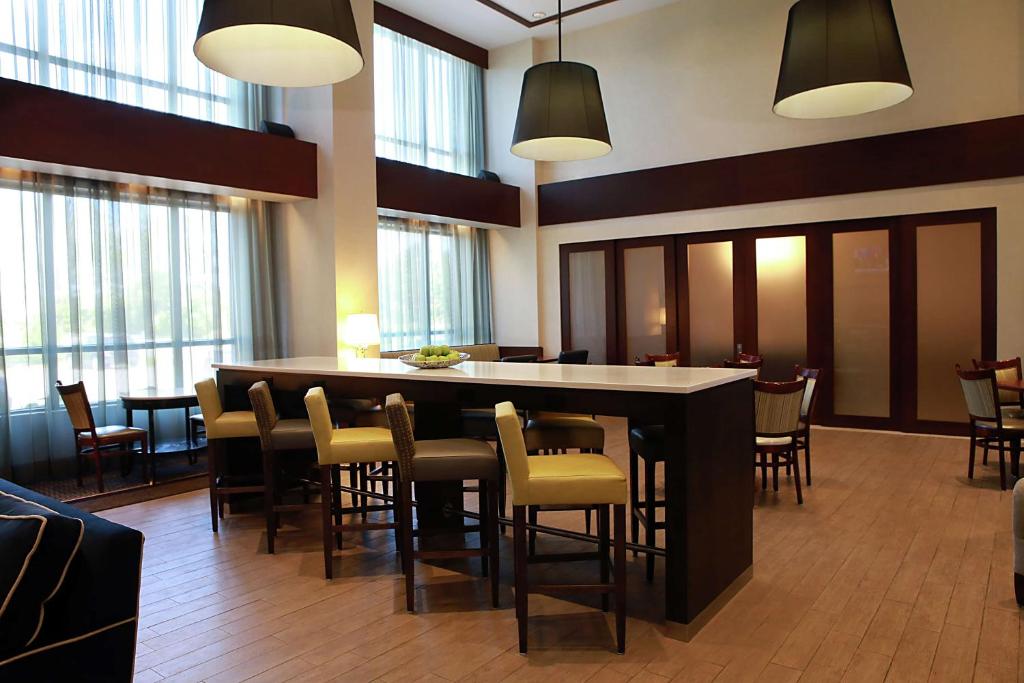 Hampton Inn & Suites Laval photo 2