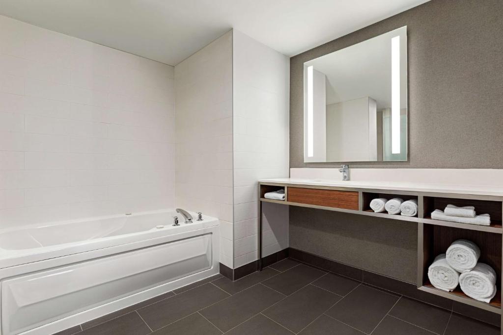 Hilton Garden Inn Kitchener/Cambridge - Tap to explore photos