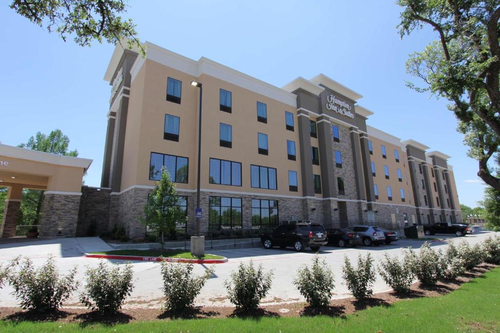 Hampton Inn & Suites Dallas Market Center image