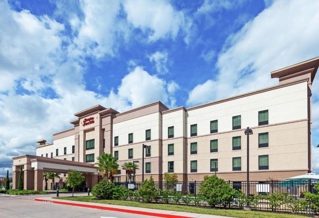 Hampton Inn & Suites Houston North IAH image