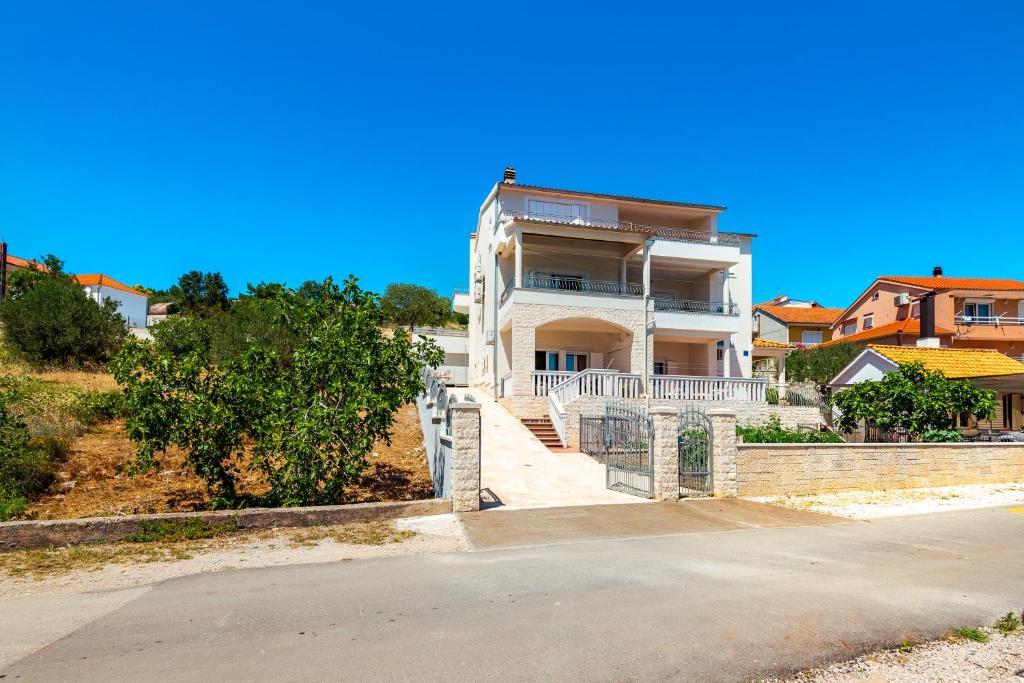 Apartment Bilice beach