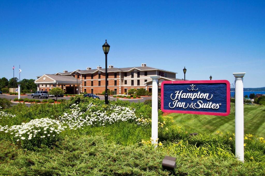 Hampton Inn & Suites Petoskey photo 1