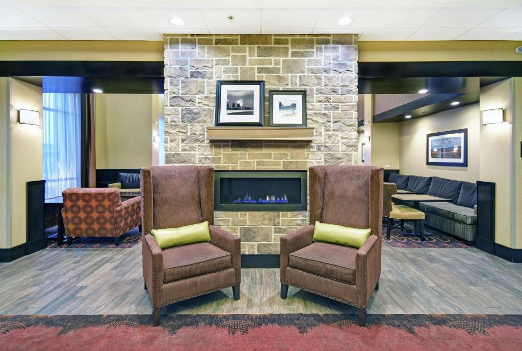 Hampton Inn & Suites Milwaukee/Franklin image