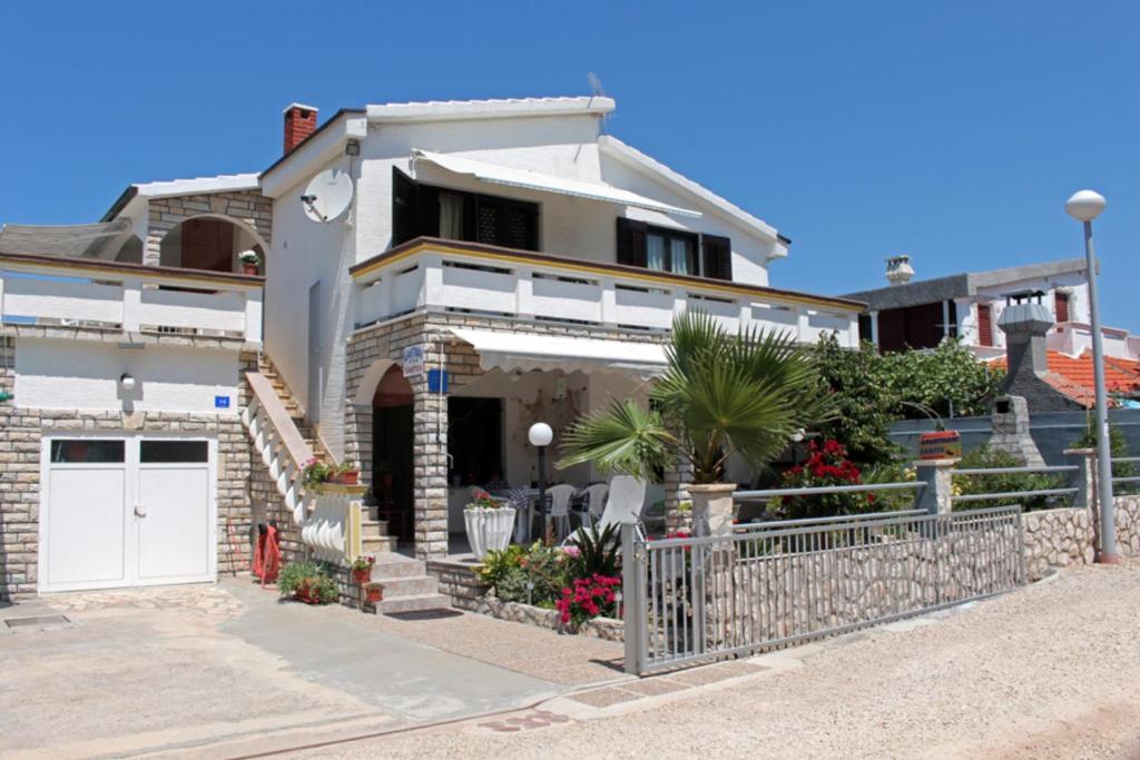 Apartment with a balcony and sea view - santek photo 4