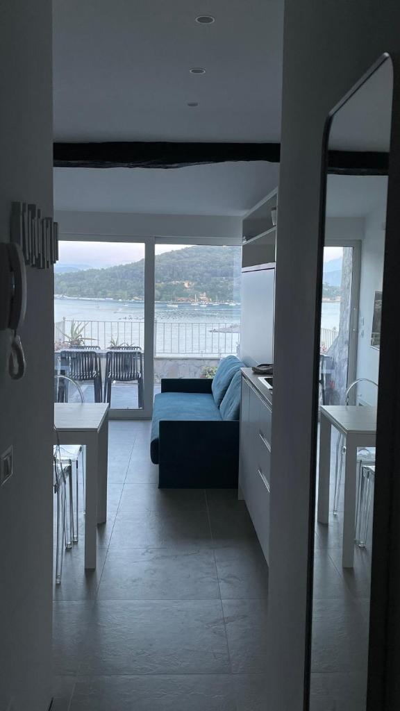 Seafront rooftop flat w/ terrace photo 1