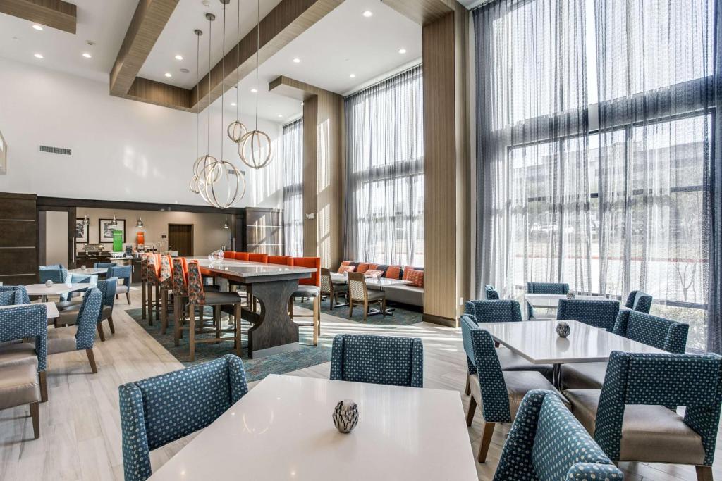Hampton Inn & Suites Dallas-Central Expy/North Park Area photo 4