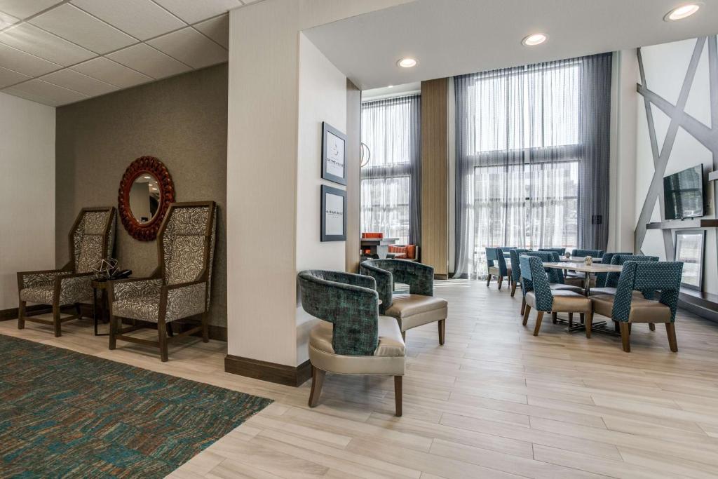 Hampton Inn & Suites Dallas-Central Expy/North Park Area photo 3