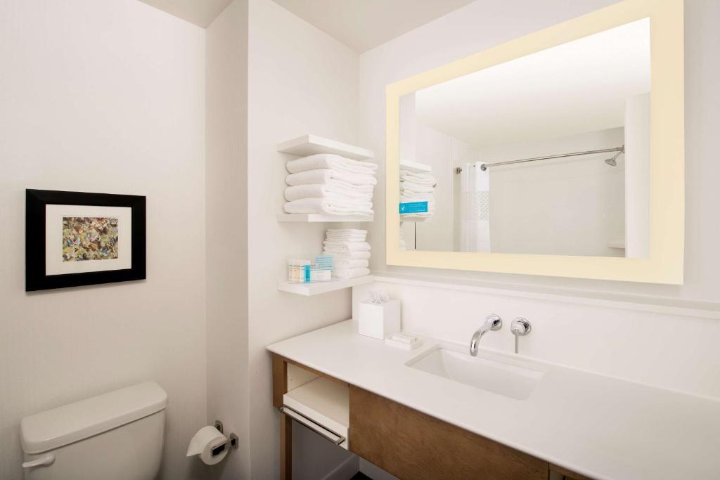 Hampton Inn by Hilton Wilmington Downtown - Tap to explore photos
