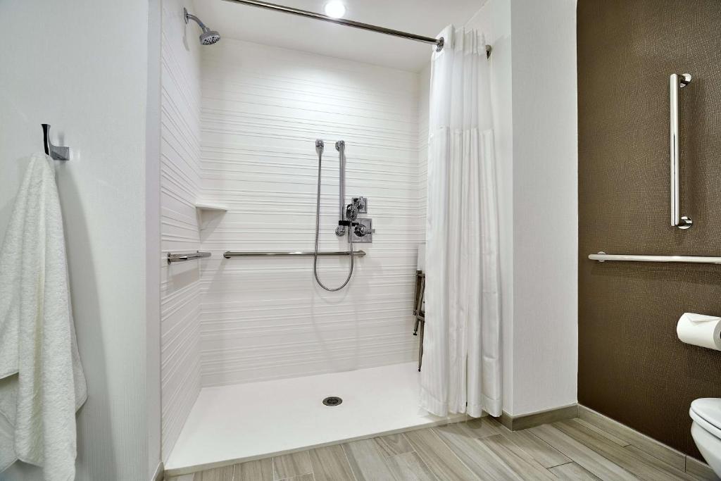 Hilton Garden Inn Roslyn - Tap to explore photos